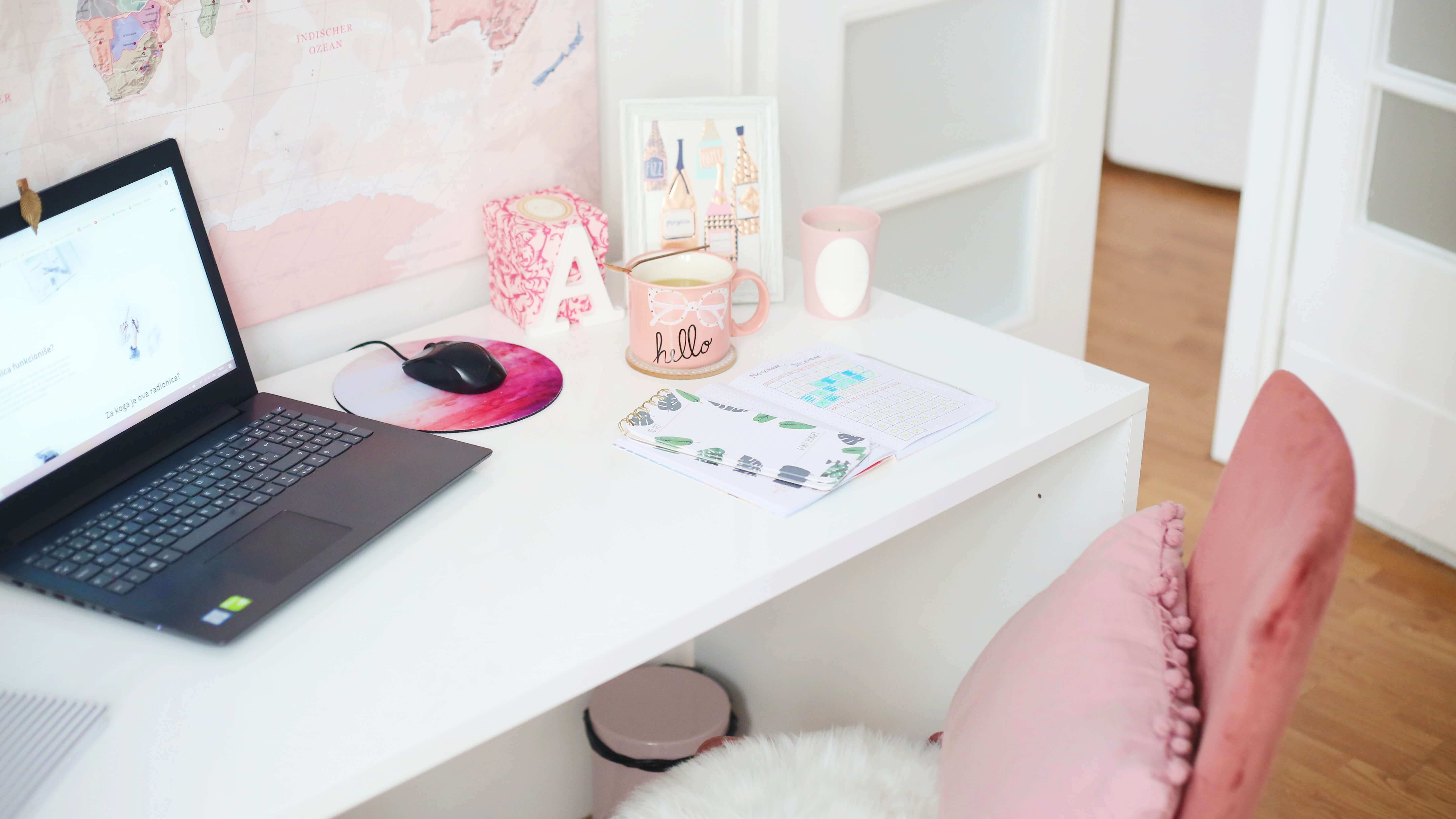 Titelbild für Beitrag zu Instagram Steckbrief Vorlagen Home Office Platz zur Arbeit an Instagram