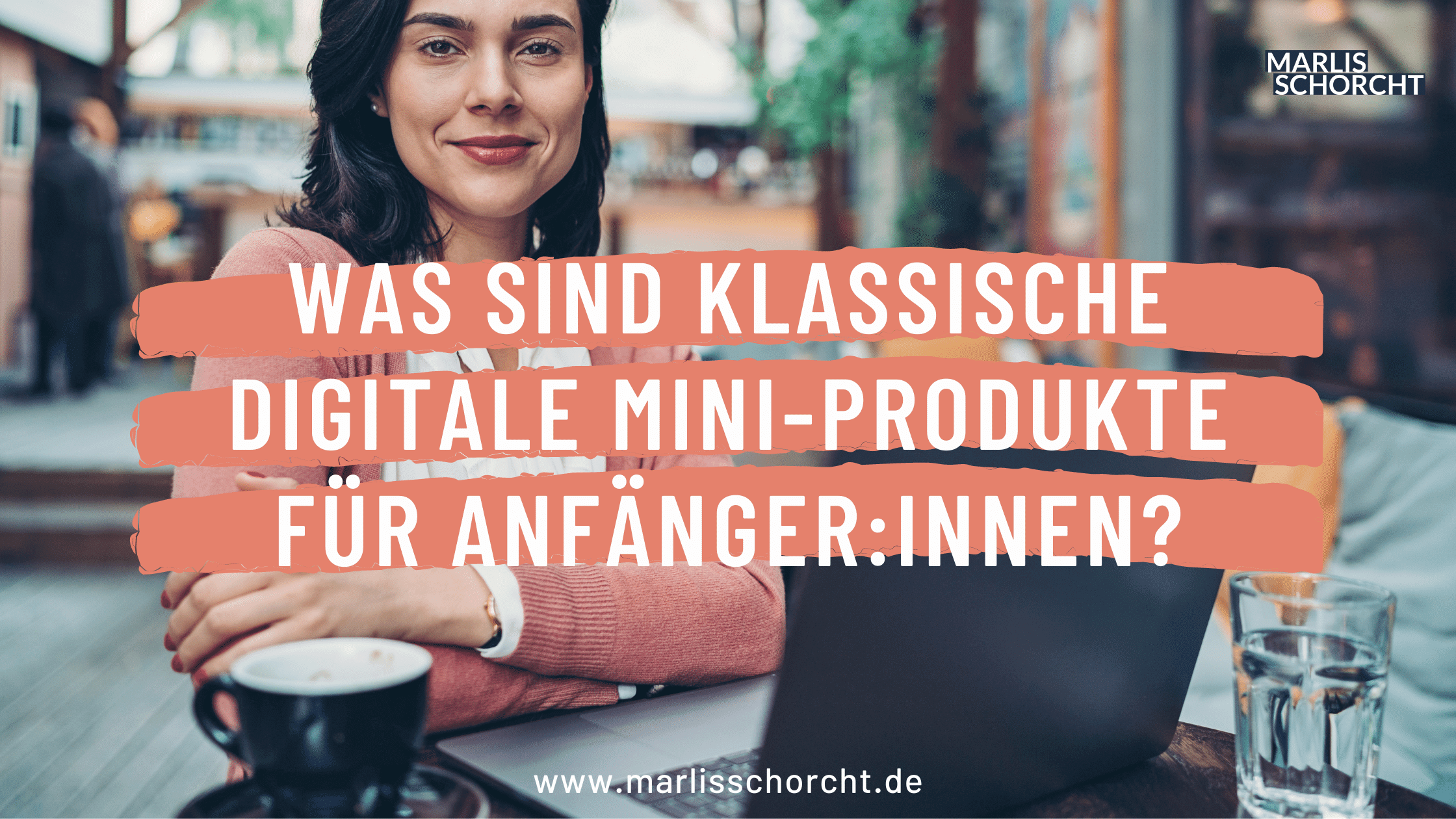 Frau am Laptop mit Kaffee, die zuversichtlich in die Kamera schaut.