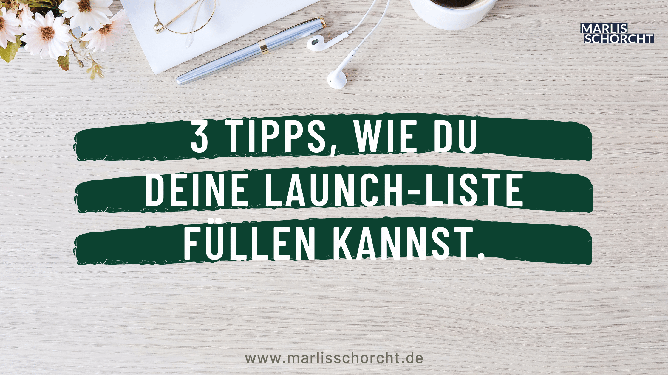 schreibtisch mit laptop blumen und kaffee und überschrift 3 tipps wie du deine launchliste füllen kannst