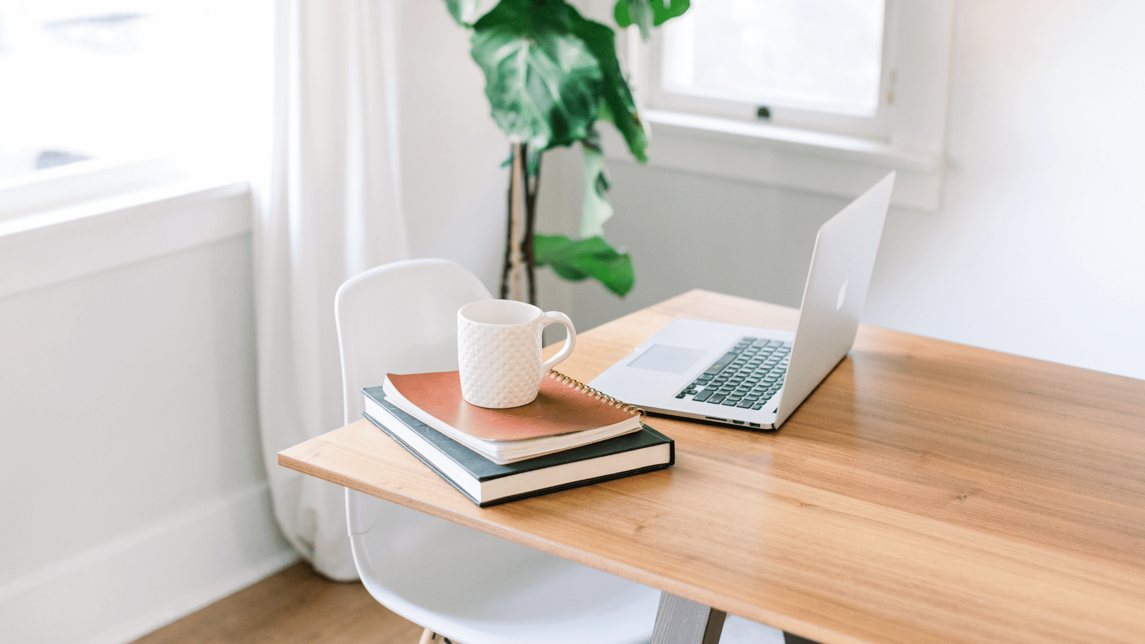 Arbeitsplatz einer Selbstständigen Gestalte dein Business effizienter