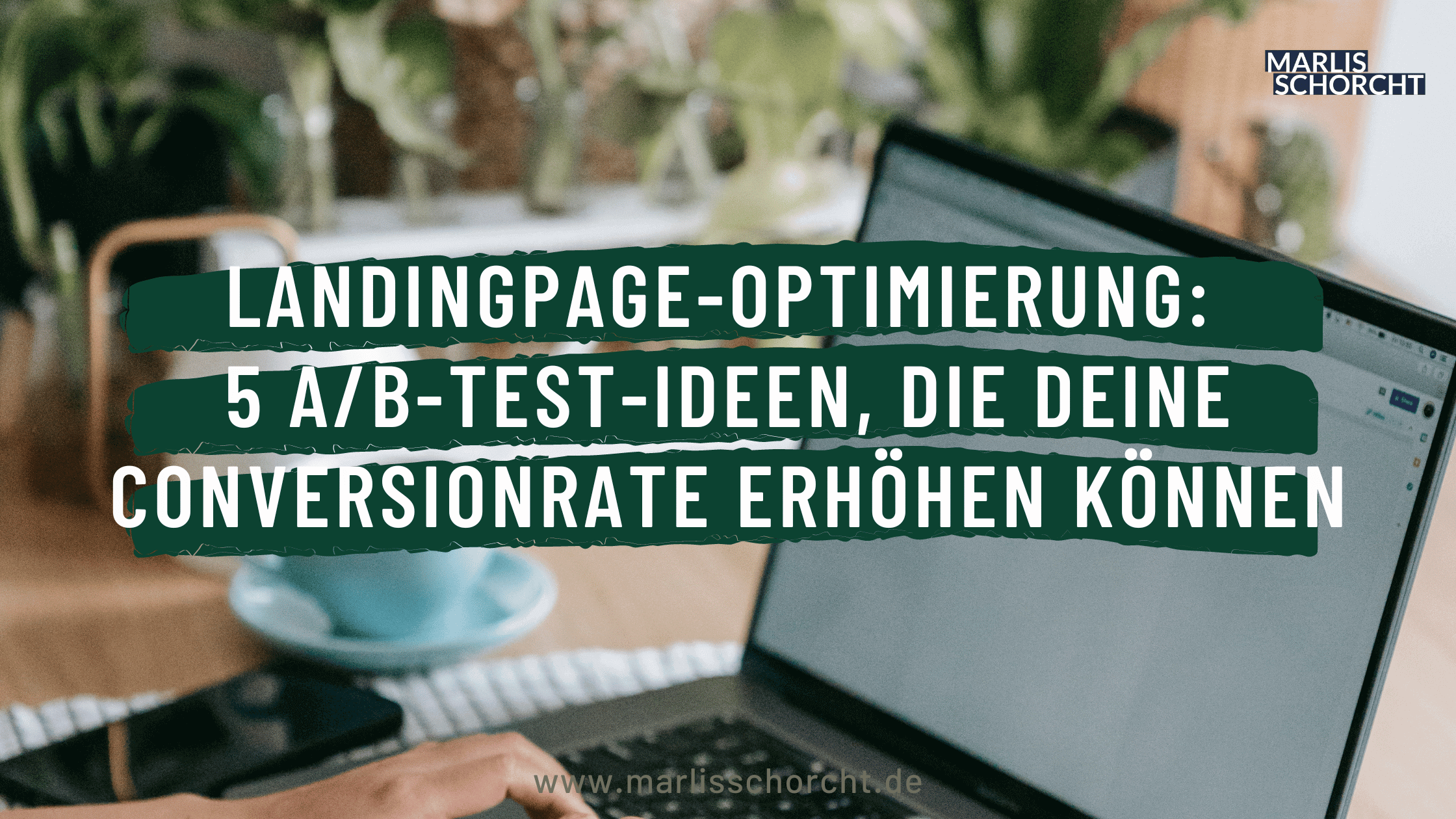 Frau am Laptop im Home-Office mit einer Tasse Kaffee. Im Vordergrund der Titel Landingpage Optimierung - A/B Test Ideen für eine höhere Conversionrate
