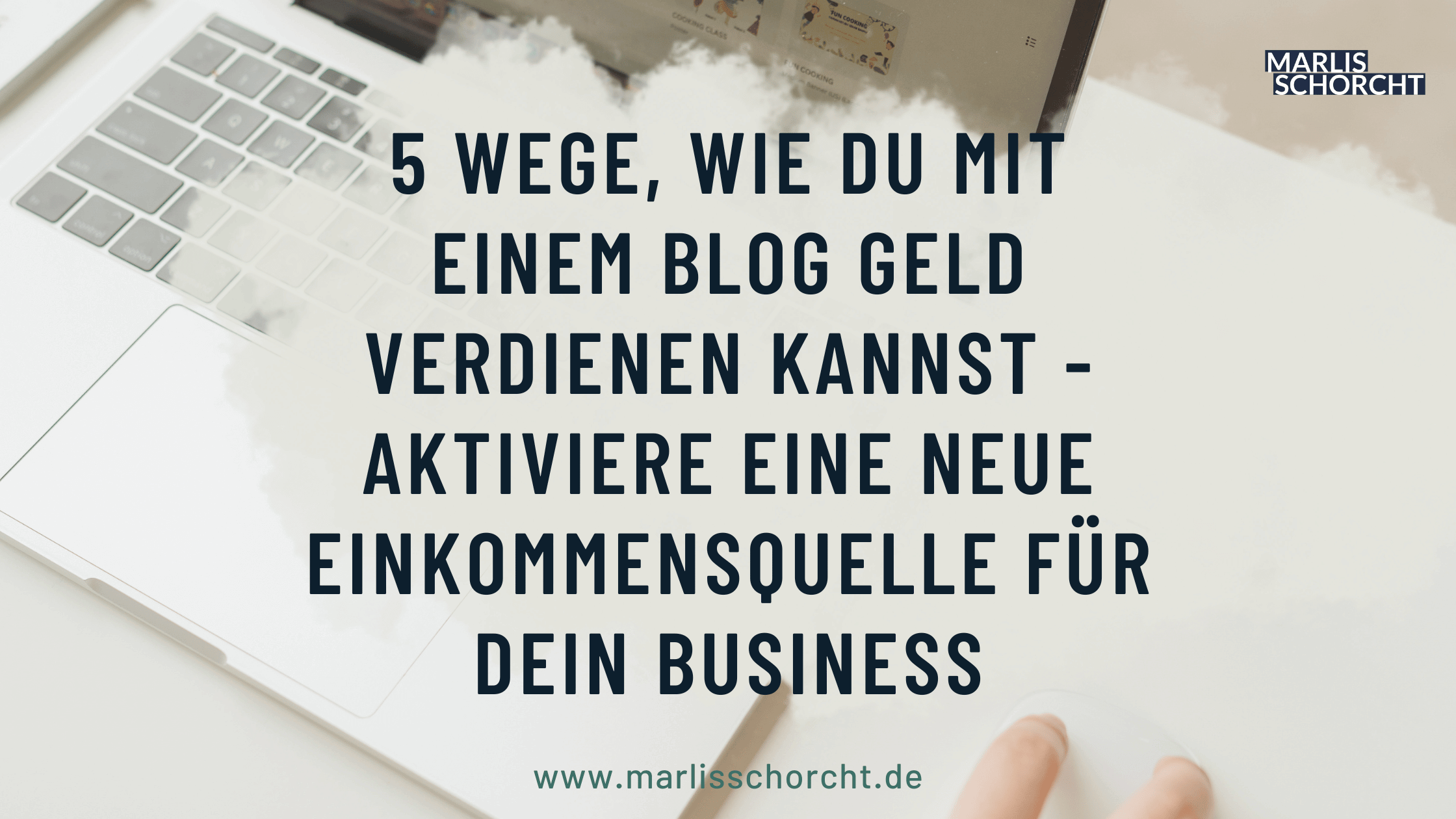 laptop auf einem schreibtisch und überschrift 5 Wege wie du mit einem blog geld verdienen kannst