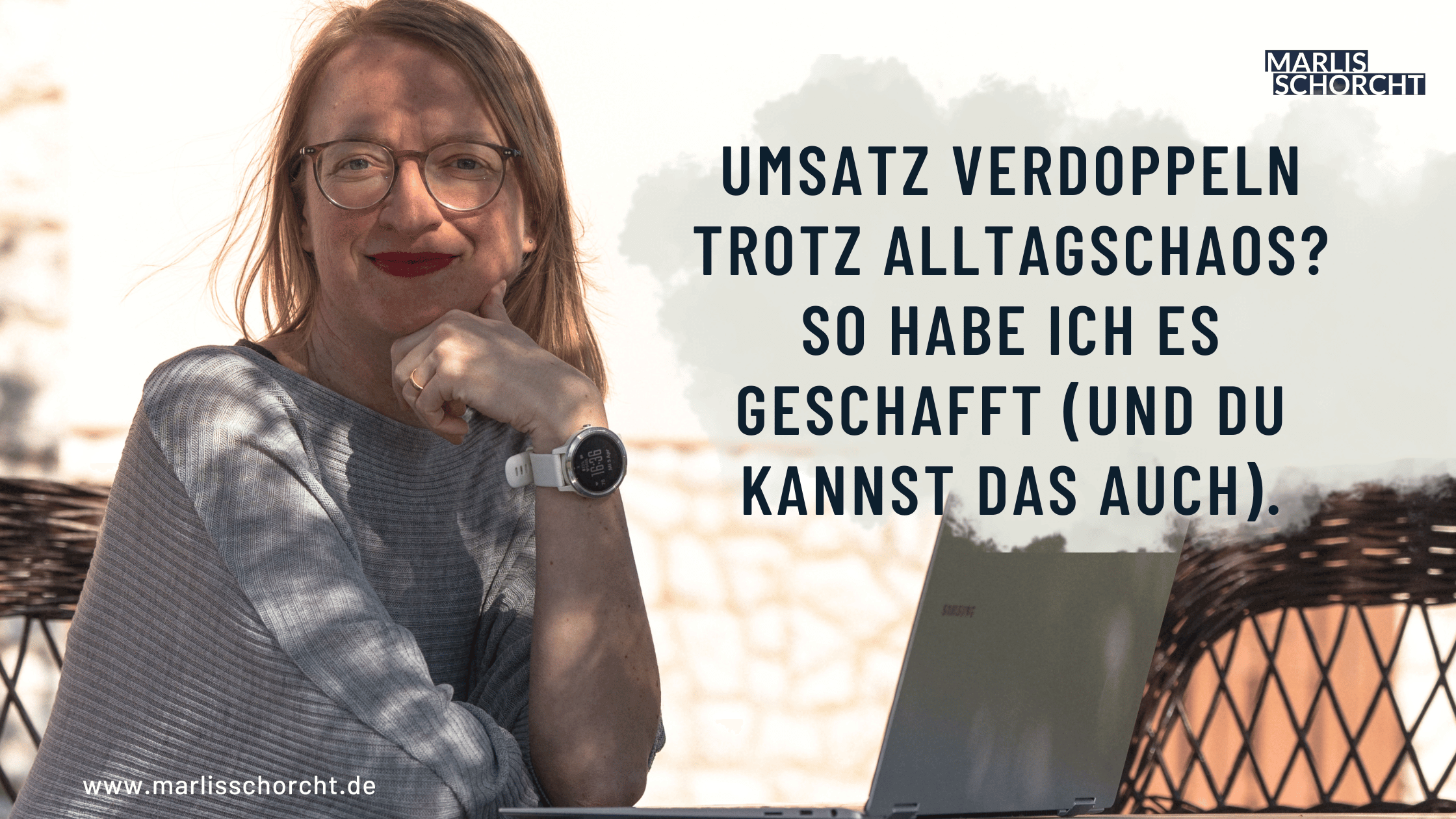 business beraterin marlis schorcht sitzt vorm laptop und schaut in die kamera