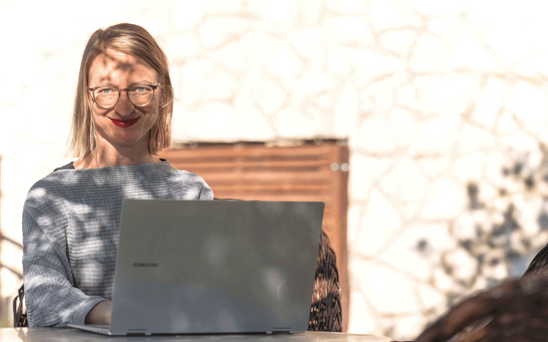 Marlis Schorcht arbeitet am Laptop an der Strategie