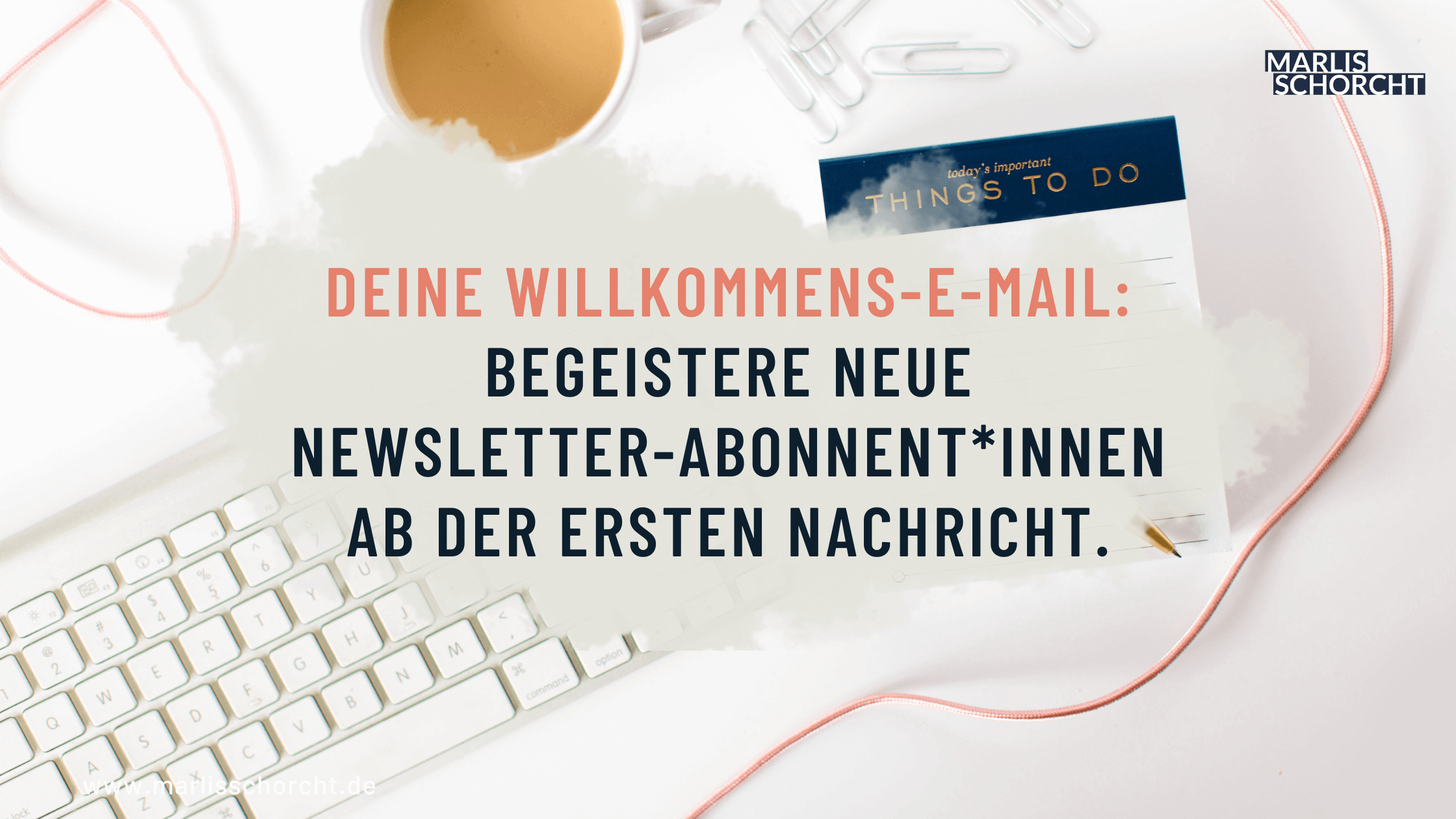 tastatur, kaffeetasse und notizbuch, darauf steht "deine willkommens-e-mail: begeistere deine newsletter abonnent*innen ab der ersten nachricht"