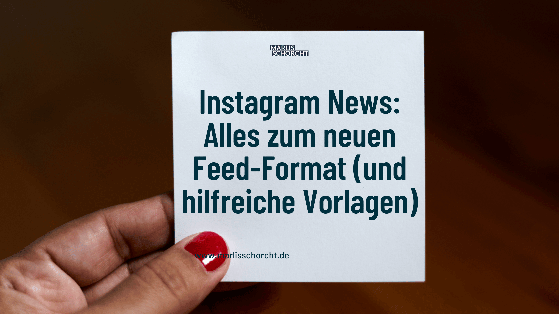 Eine Hand mit rotem Nagellack hält eine Karte mit der Aufschrift „Instagram News: Alles zum neuen Feed-Format (und hilfreiche Vorlagen)“. Das Bild steht für aktuelle Änderungen auf Instagram, die viele Selbstständige verunsichern: Was hat sich im Feed geändert? Muss ich jetzt alles neu gestalten? – Der Beitrag erklärt das neue Format und zeigt, wie du mit einfachen Vorlagen schnell wieder passenden Content erstellst.