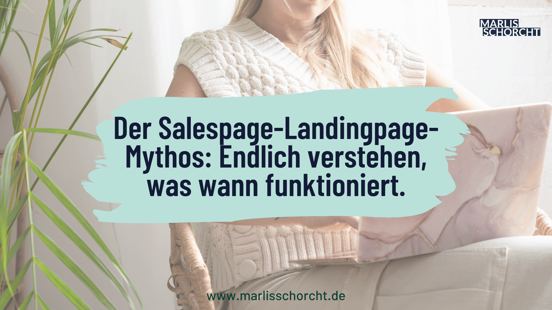 Frau sitzt entspannt auf einem Sessel mit Laptop auf dem Schoß, im Vordergrund eine grüne Zimmerpflanze. Aufschrift: „Der Salespage-Landingpage-Mythos: Endlich verstehen, was wann funktioniert.“ Bildmotiv für einen Blogbeitrag von Marlis Schorcht über den Unterschied zwischen Salespages und Landingpages – für Solo-Selbstständige, die klar verstehen wollen, welche Seite wann sinnvoll ist und wie sie strategisch eingesetzt wird.