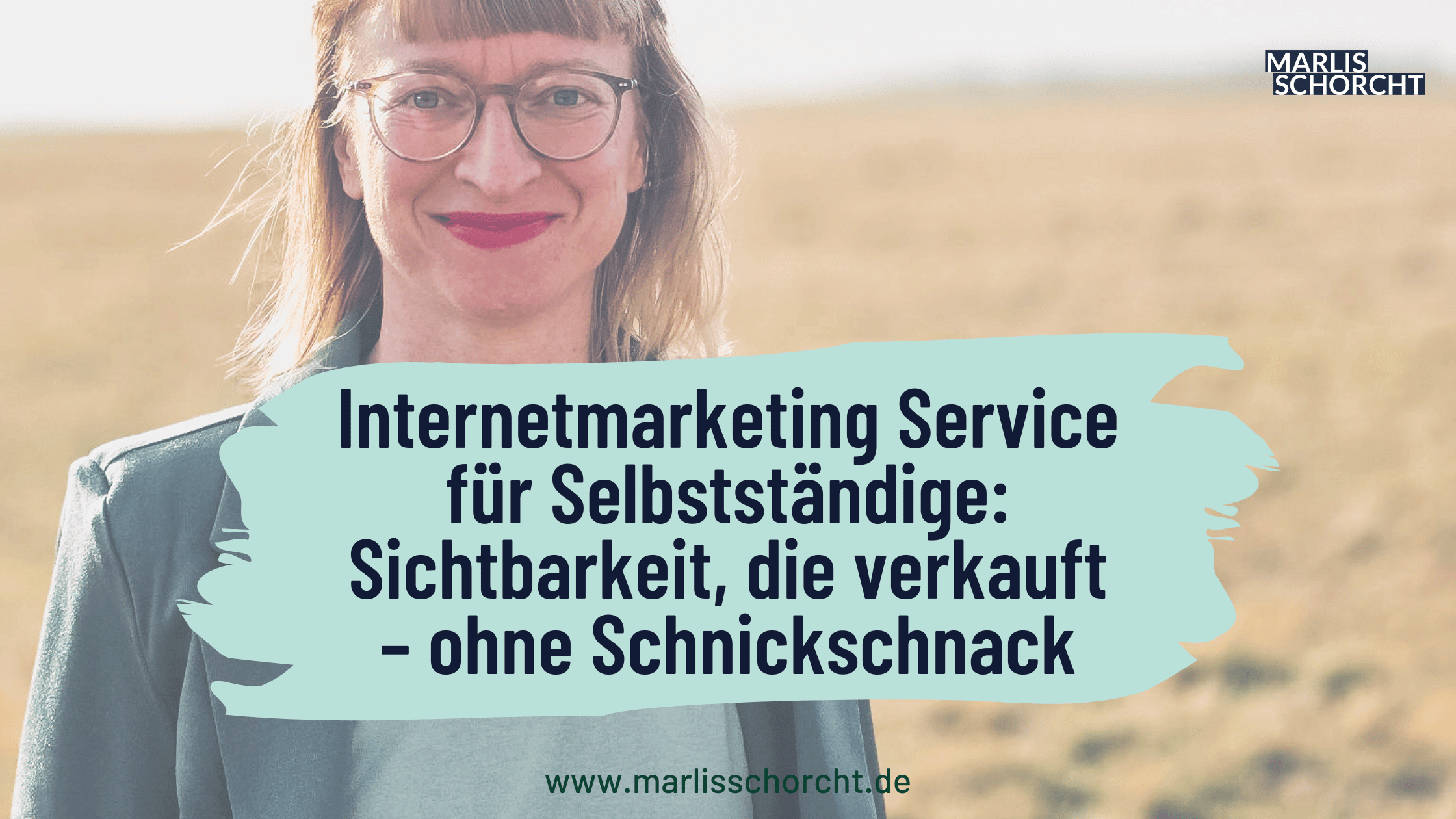 Marlis Schorcht steht draußen auf einem Feld und lächelt in die Kamera. Aufschrift: „Internetmarketing Service für Selbstständige: Sichtbarkeit, die verkauft – ohne Schnickschnack.“ Bildmotiv für die Website oder einen Blogbeitrag über authentisches Internetmarketing für Solo-Selbstständige, das ohne Druck und leere Versprechen funktioniert und auf echte Ergebnisse und Kundenbindung setzt.