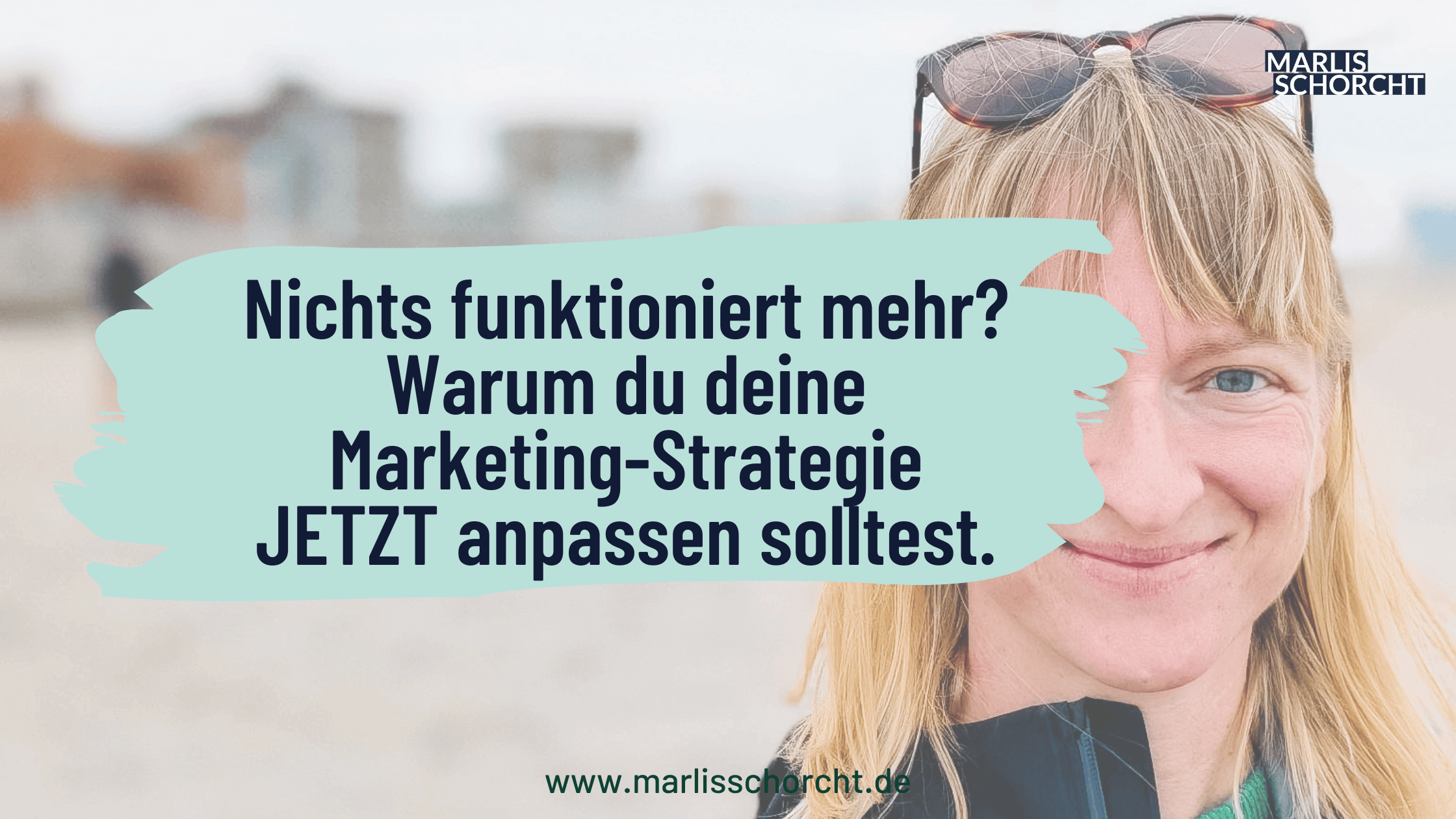 Marlis Schorcht blickt lächelnd in die Kamera, im Hintergrund unscharfe Stadt- oder Strandkulisse. Aufschrift: „Nichts funktioniert mehr? Warum du deine Marketing-Strategie JETZT anpassen solltest.“ Bildmotiv für einen Blogbeitrag über strategische Anpassung im Marketing – für Solo-Selbstständige, die merken, dass bisherige Maßnahmen keine Wirkung mehr zeigen und wieder Klarheit in ihre Strategie bringen wollen.