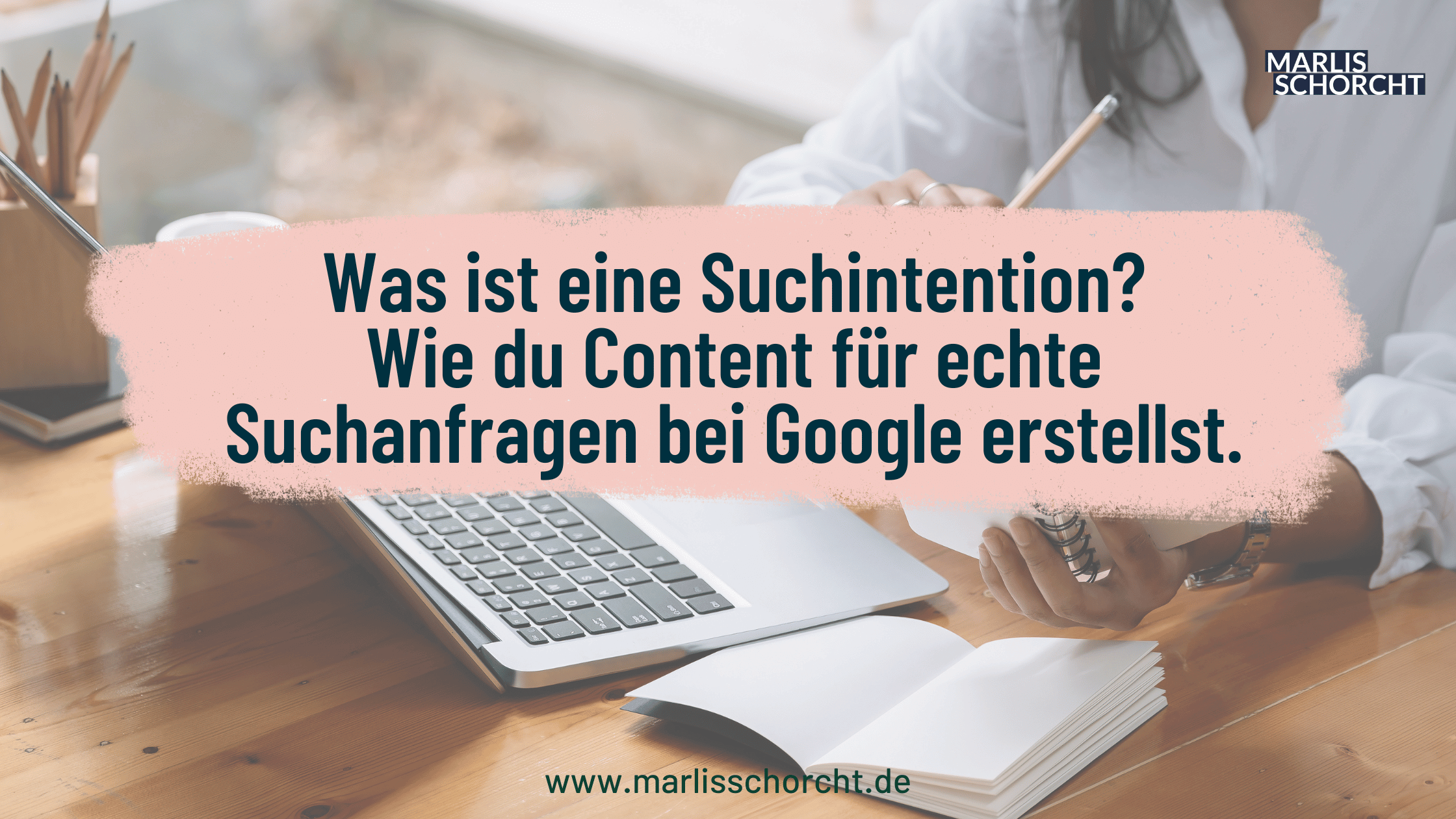 Selbstständige arbeitet am Laptop und will Content erstellen, der über Google Suchanfragen gefunden werden soll.