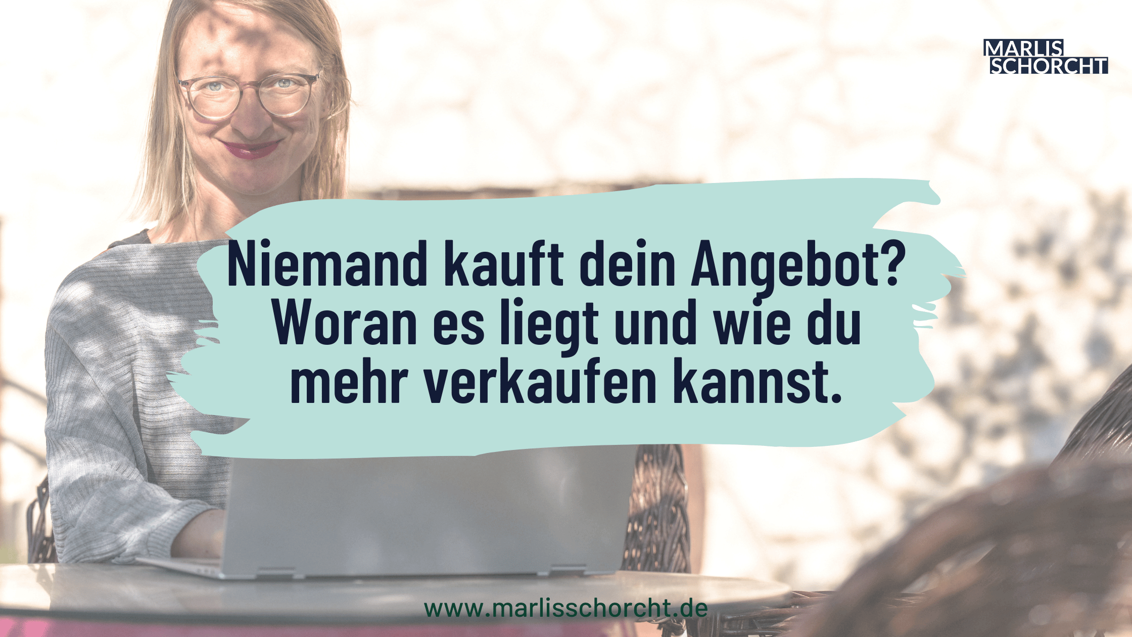 Marlis Schorcht sitzt mit Laptop im Freien und lächelt in die Kamera. Aufschrift: „Niemand kauft dein Angebot? Woran es liegt und wie du mehr verkaufen kannst.“ Bildmotiv für einen Blogbeitrag über die Ursachen ausbleibender Verkäufe und praxisnahe Wege, wie Solo-Selbstständige ihr Angebot strategisch positionieren und besser verkaufen können – klar, menschlich und ohne Marketingdruck.