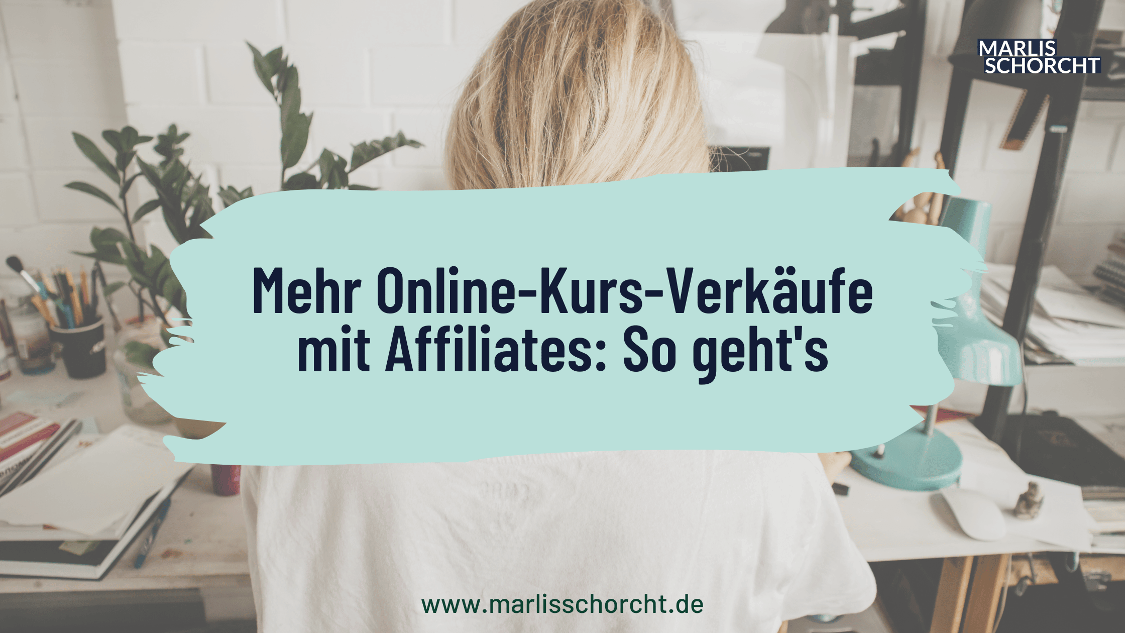 Selbstständige am Schreibtisch, die ein Affiliate-Programm für ihren Onlinekurs einrichten will.