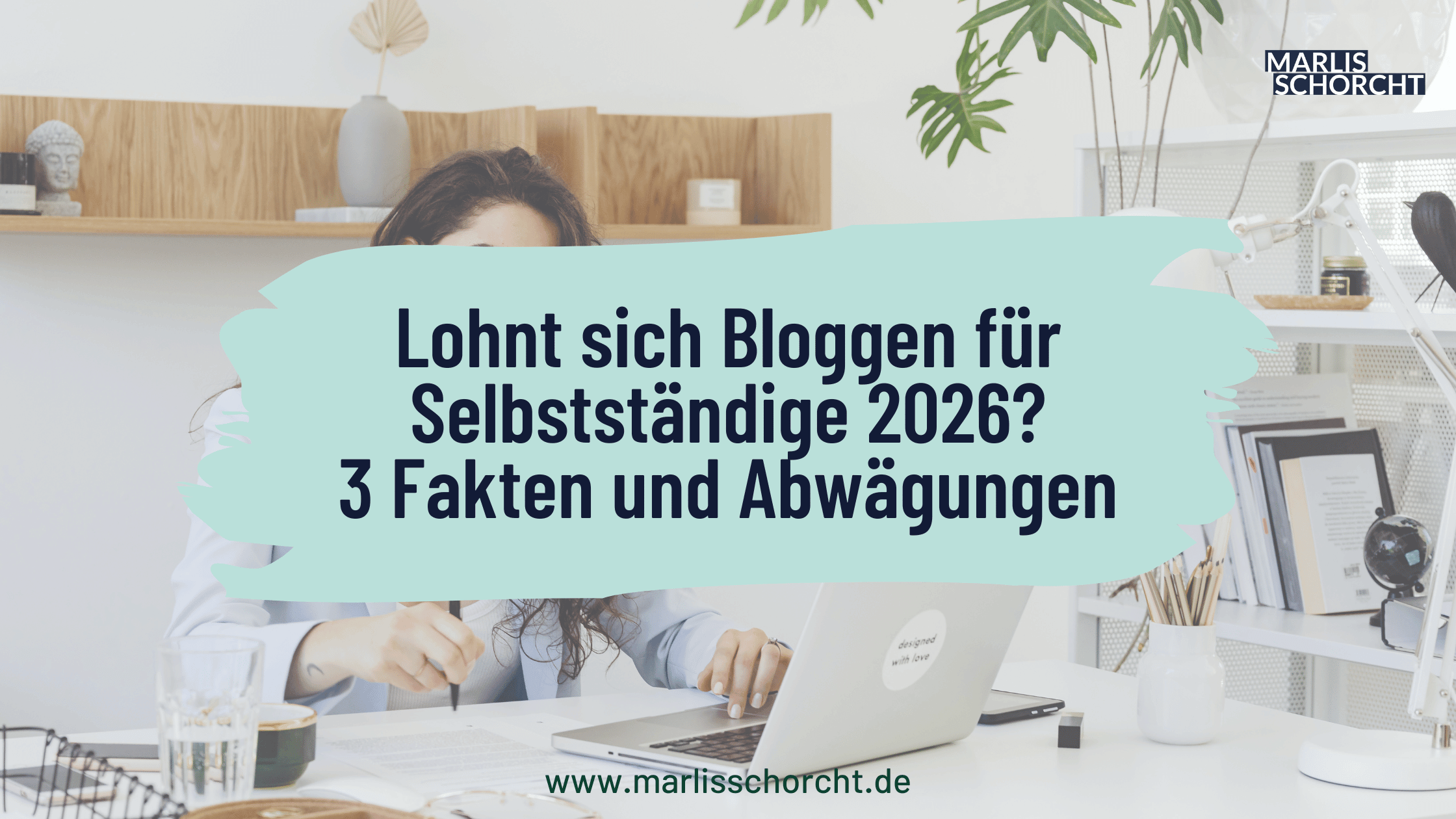 Selbstständige sitzt am Laptop und überlegt, ob sich bloggen für sie lohnt.