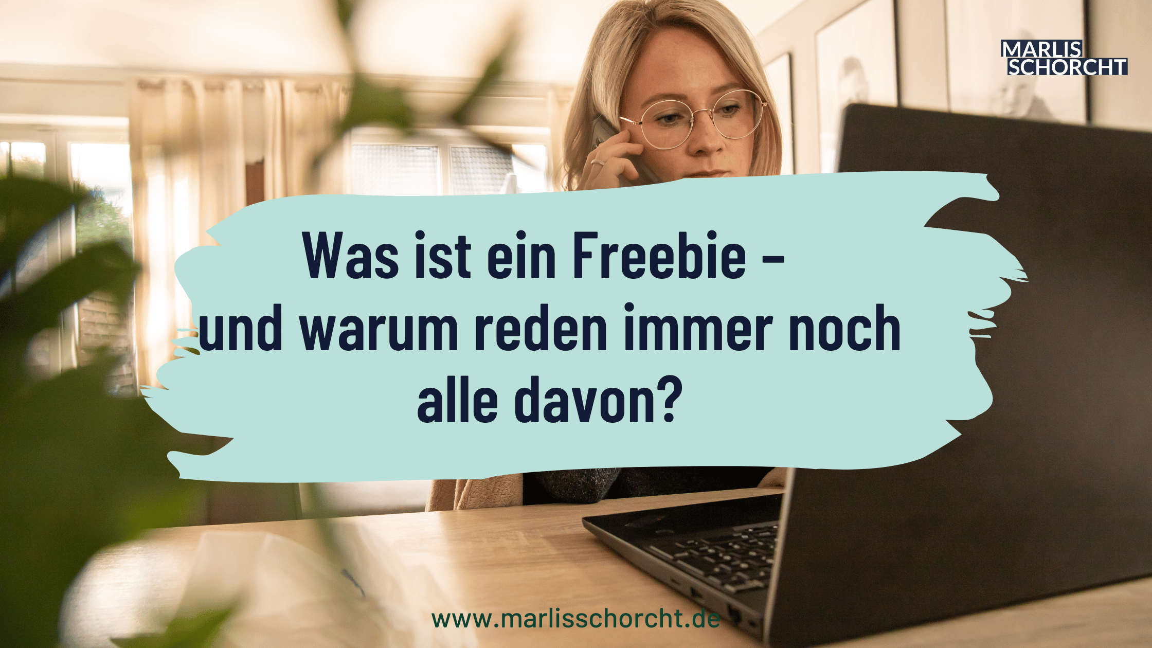 Selbstständige am Laptop, arbeitet am Freebie bzw. Leadmagnet